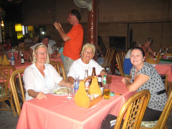 mit diesen beiden Hotel Gaesten war ich abends essen im Khao Sarn Restaurant. Beide 68 und voll lustig drauf.