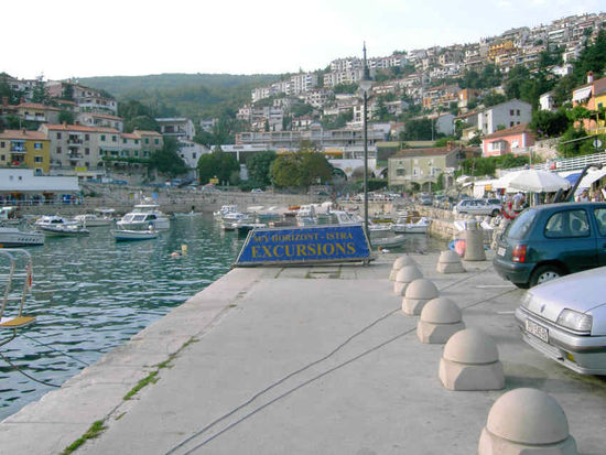 Blick auf den Stadthafen von Rabac von den  Kais der Ausflugschiffe aus