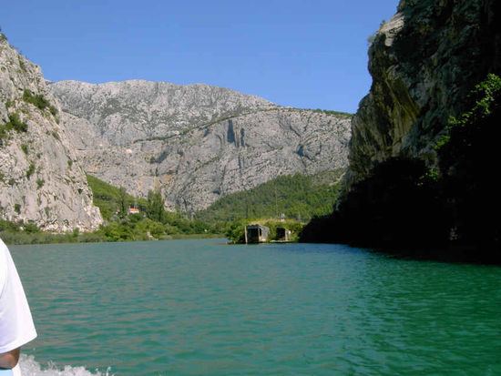 Die Cetina hoch, zwischen steilen Bergwänden durch
