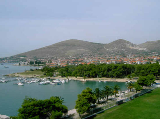 Blick in die andere Richtung, der Hafen ist nur für einheimische. Man sieht, wenn man genau hinsieht, den Kanal, der Trogir vom Festland trennt. Trogir, der alte Teil, liegt auf einer Insel