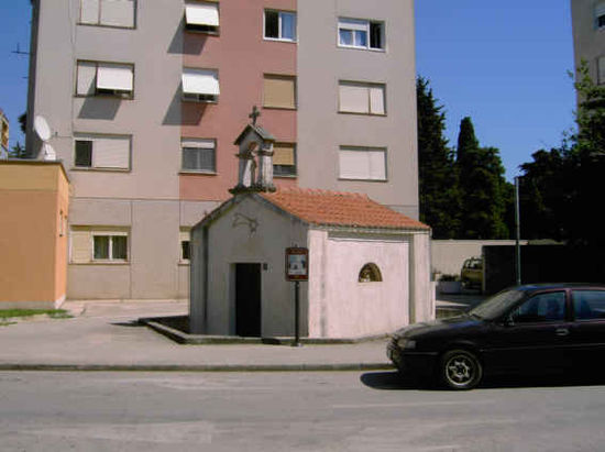 Biograd, Kapelle vor Hochhaus