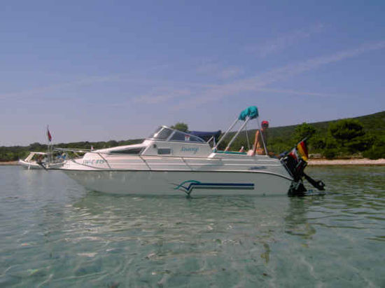 "Sunny" in der Bucht vor Anker