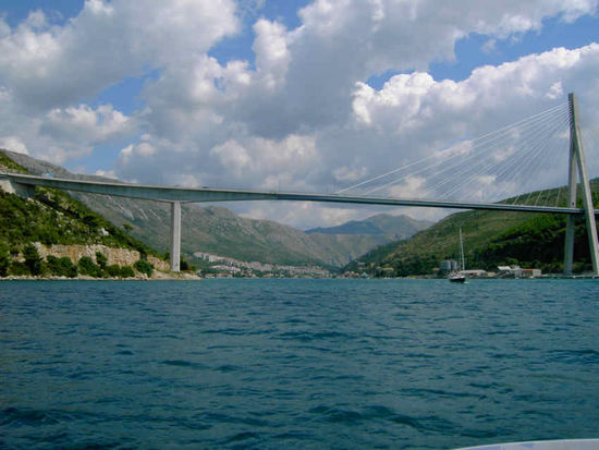 Unter der Brücke gehts durch ....