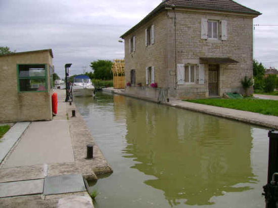 Die drittletzte Schleuse auf dem Doubs - ziemlich hoher Wasserstand