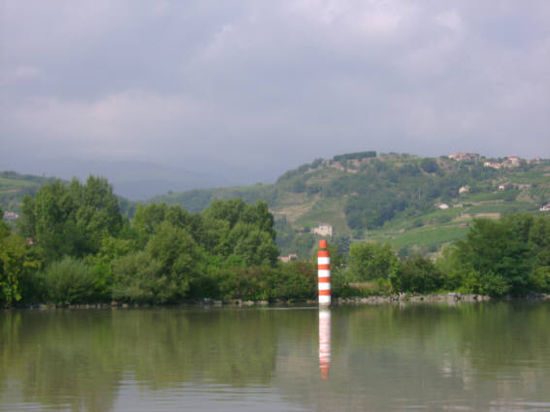 Im Schleusenkanal, teilweise ist der Wasserstand höher als die Umgebung