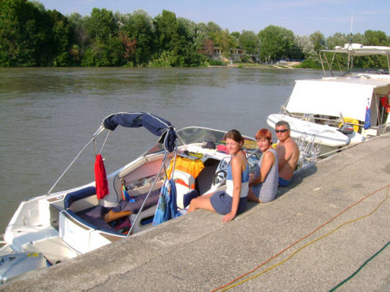 Avignon - Anlegestelle, vorne und hinten vielleicht ein halber Meter Platz, anlegen mit einem flauen Gefühl im Bauch, denn es herrschte zu allem Überfluss noch eine recht starke Strömung