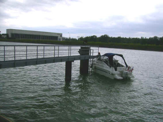 Wir warten an der Rheinschleuse Rhinau