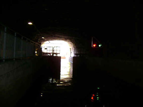 Schleuse am Ende des Tunnels