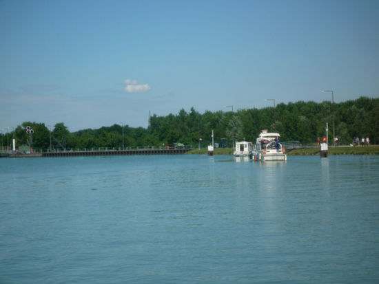 Am Wartesteiger im Oberwasser der Schleuse Iffezheim