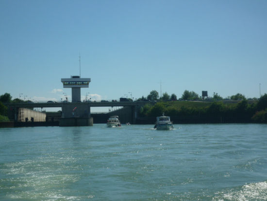 Ausfahrt aus der Schleuse Iffezheim