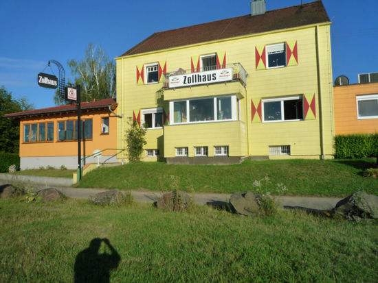 Das "Zollhaus"
Von dieser Position aus links ist die Anlegestelle der Rheinfähre