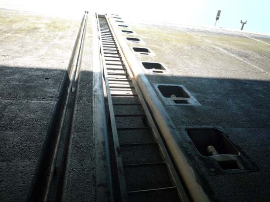 Blick von unten in einer Saarschleuse, rund 11 m oder mehr
