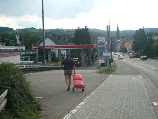 Bootsfahrer auf dem Weg zur Tankstelle