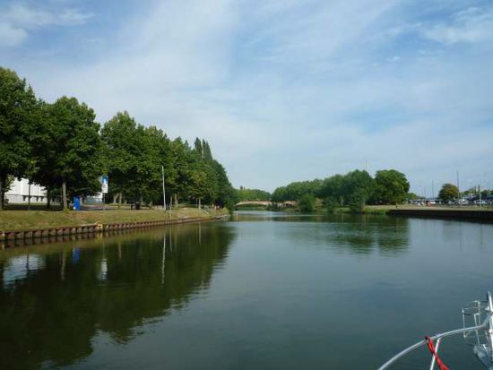 Die Saar in Saarbrücken - aber schon am Ende der Stadt