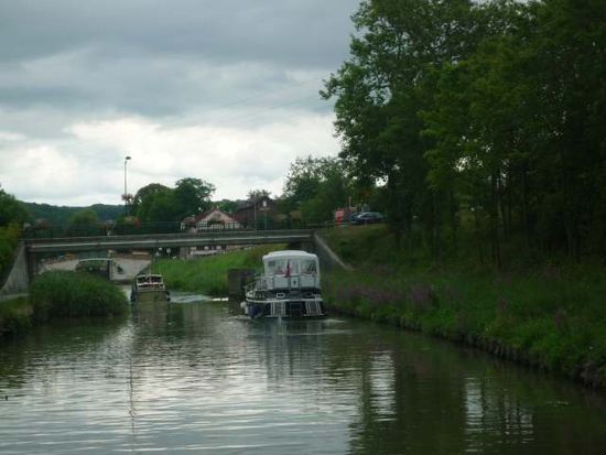 Im Saarkanal - vor uns die Schweizer, davor ein entgegenkommendes Boot und davor schon erkennbar die nächste Schleuse