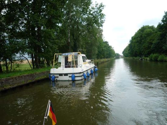 Das "Bumsboot" - am anderen Ufer mit zwei Leinen an einem Baum festgebunden
