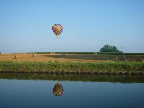 Heißluftballon bei der Landeanfahrt
(Sagt man das so? Heißluftballone fahren ja und fliegen nicht )