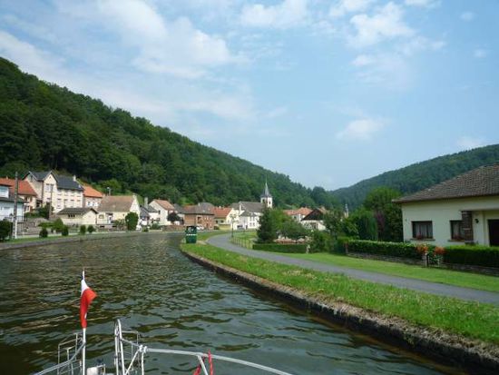 ... der Kanal fließt teils mitten durch die Dörfer ...