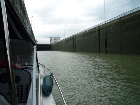 Allein, nur wir, in der Schleuse Gambsheim ...