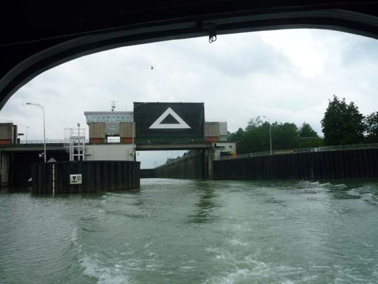 ... Ausfahrt aus der Schleuse ...