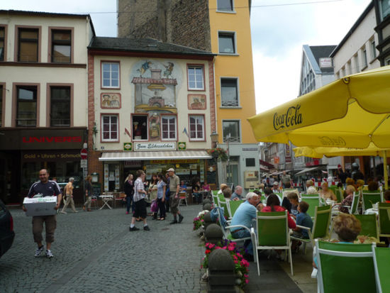 Das Haus ist bestimmt nicht typisch Altstadt, hat aber eine interessante Bemahlung