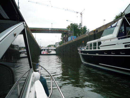 In der ersten Moselschleuse, hinter der "Buga"