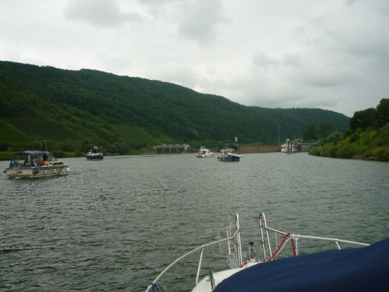 Unsere zweite Schleuse, ganz vorne die "Buga", die restlichen Boote fahren in die Schleuse, wenn die Buga fest gemacht hat