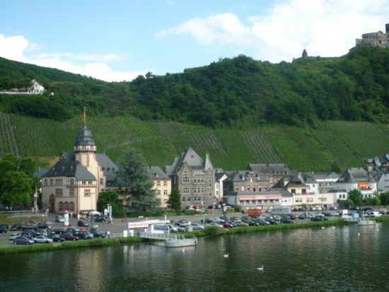 Von der Brücke, die Bernkastel und Kues verbindet, dazwischen die Mosel