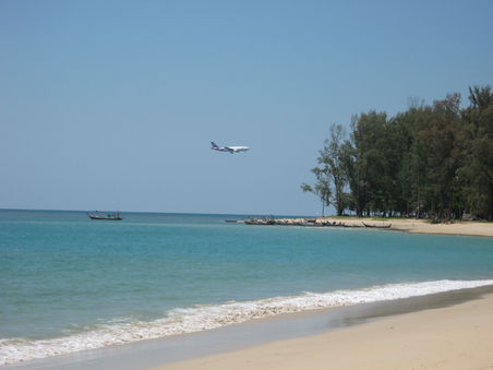 Der Flughafen von Phuket scheint nur etwas fuer Kamikaze zu sein, oder fuer Freischwimmer