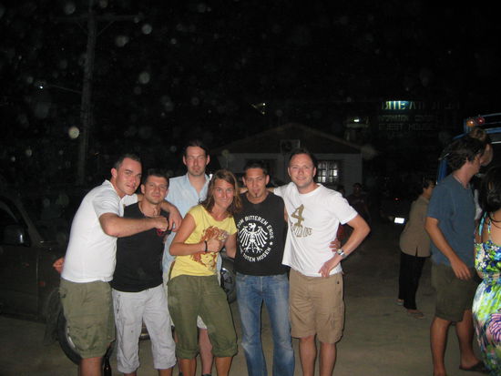 Die Partycrew die fuer Matze die Fahnen hochhielt