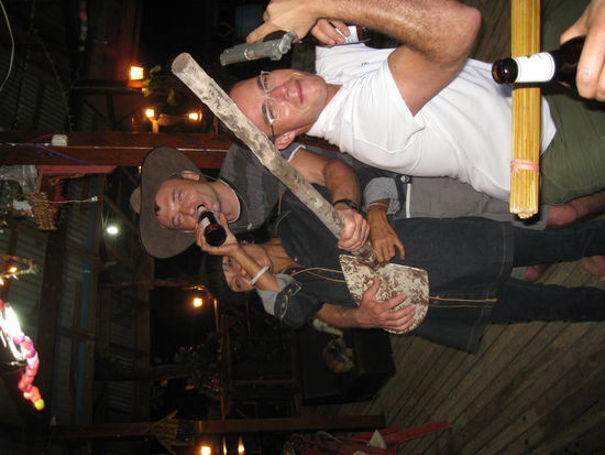 Atze mit der Knarre, und Konni(Huber)(Mit der Goldmine vor der Tuer) und leider verdeckt die liebenswerte verrueckte Jula. Alle gscheit am abrocken!!!!!