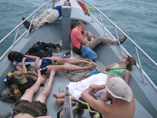 Etwa genau so schauen wir bei der Ueberfahrt auch aus. Liegt wahrscheinlich an dem zuenftigen Abschiedsabend auf Koh Tao.