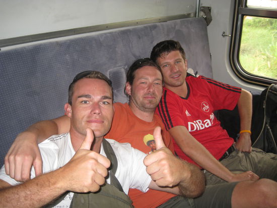 Nach 20 Stunden quer durch Thailand alle noch mehr oder minder fit.