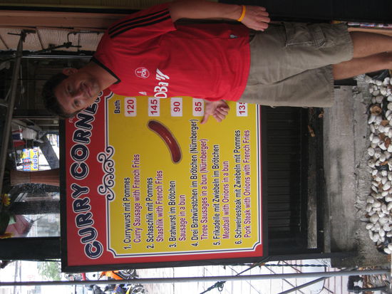 Im Glubb Trikot an der Bude mit Nuernberger Bratwuersten
3 im Weckla