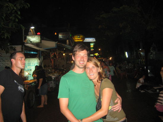 Am Ende unserer Reise hab ich zwar mein langes Haar in Thailand gelassen, dafür aber die große Liebe gefunden. Da muß ich erst um die halbe Welt reisen, um mein Glück zu finden. Einen besseren Abschluß unserer Reise wäre mir vorher im Traum nicht eingefallen.