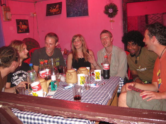 Die illustre Runde beim Bierchen trinken! Ja, aus den Kaffeekannen und Tassen