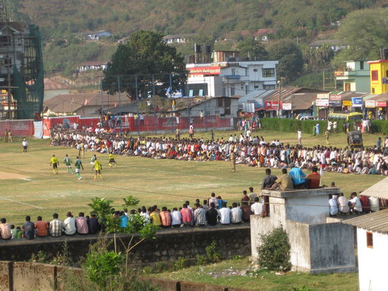 Das Spiel der Spiele zwischen den gruenen und gelben Teepflueckern, 1:0 fuer die Gruenen.