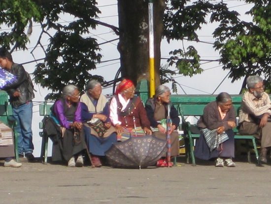 Die alten Weiber am Leute beobachten