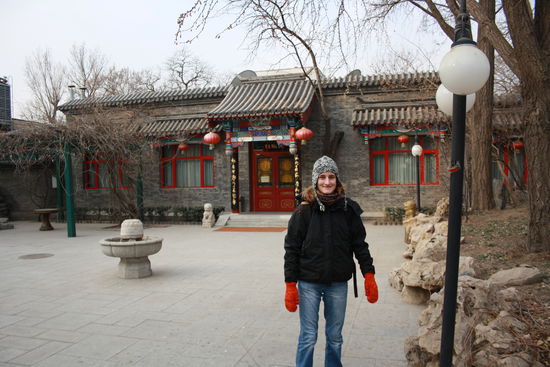 Ich bin schon fast an der Stelle festgefroren, aber zum Glück bin ich schon im Innenhof unserers Hotels