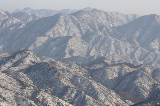 schlängelt sich durch die verschneiten Berge in die Ferne.