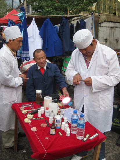 Auch den Zahnarzt trifft man auf dem Markt an