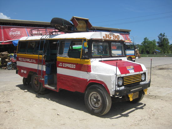 Das ist einer der vielen hochmodernen Expressbuse hier auf den Philippinen