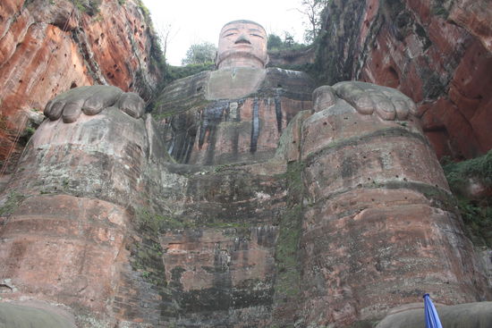 Da trohnt er über den Flüssen