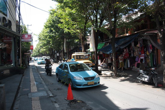 Die engen, stickigen Strassen von Kuta gesäumt mit Shops