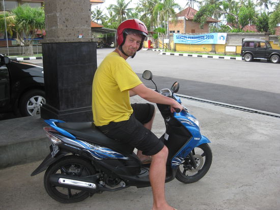 Da flitzten wir mit unserem blauen Mopet herum,brum brum