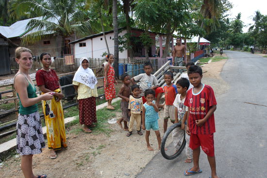 Die Manu mit den Dorfbewohnern am Quatschen