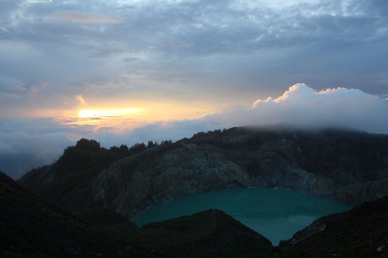 Der Sonnenaufgang hinter dem Vulkan