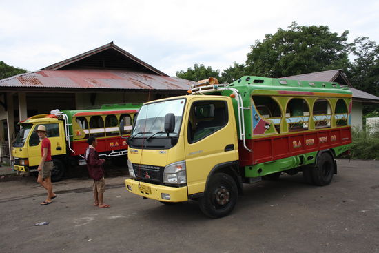 Das ist der Truck der uns ueber die holpriger Dschungelstrasse nach Lamalera bringt, natuerlich mit lautem Sound begleitet.