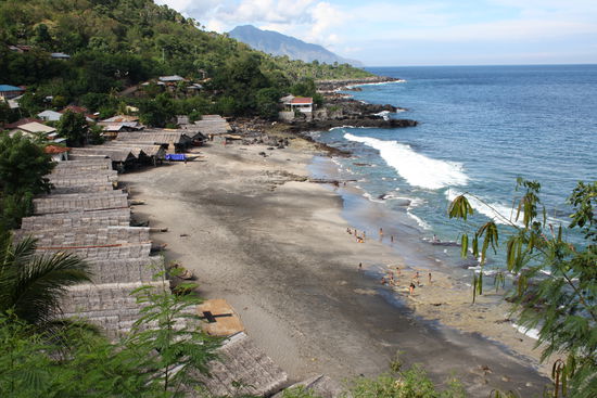 Das ist die Bucht von Lamalera mit den vielen Schiffshuetten