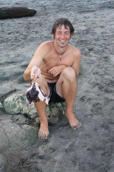 Auch der Chris hat ein Stueck lecker Walfleisch bekommen.